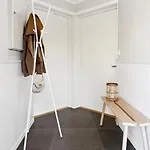 Cozy - Walking Distance To Center