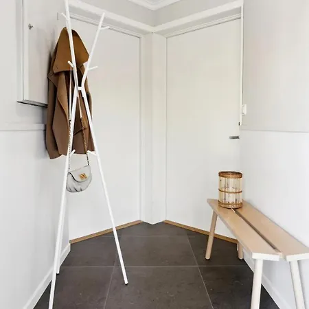 Cozy - Walking Distance To Center