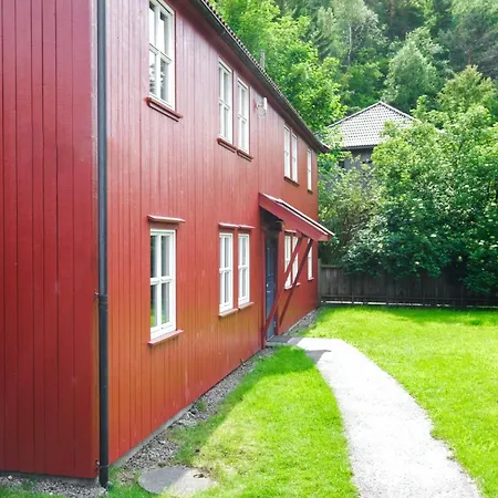 Cozy - Walking Distance To Center