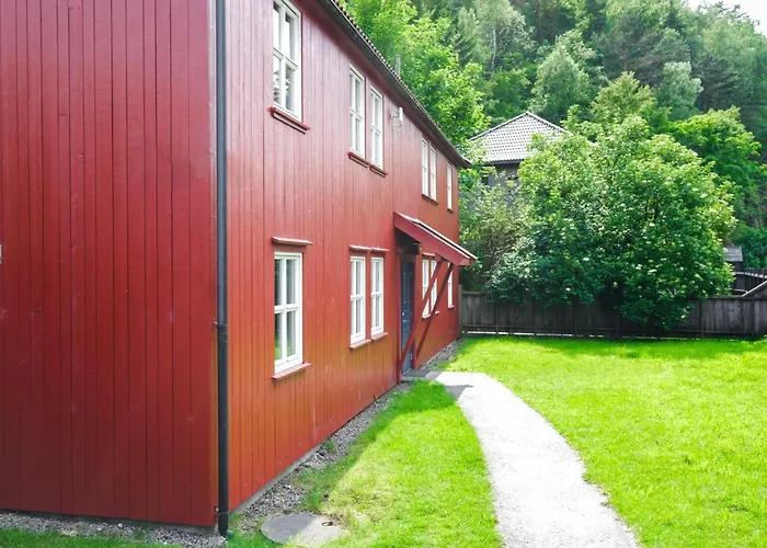 Cozy - Walking Distance To Center